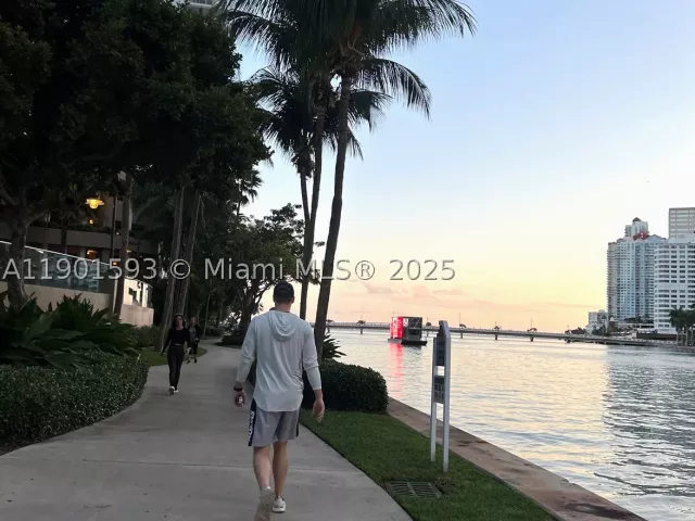2-bedroom condo for sale in Miami - 520 Brickell Key Dr A900 - MondialRealty
