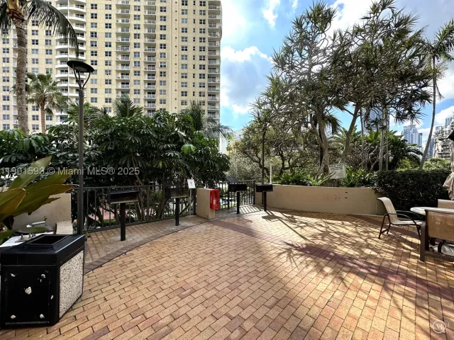 2-bedroom condo for sale in Miami - 520 Brickell Key Dr A900 - MondialRealty