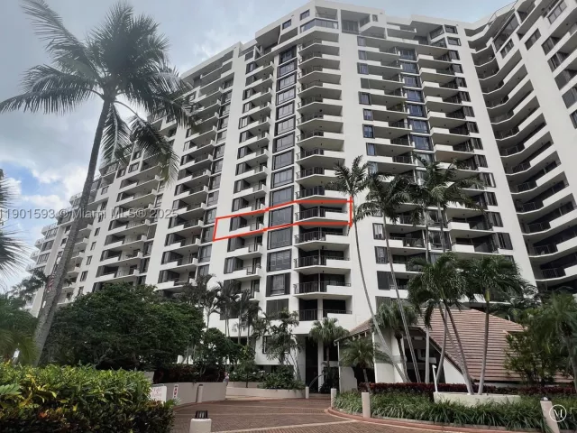 2-bedroom condo for sale in Miami - 520 Brickell Key Dr A900 - MondialRealty