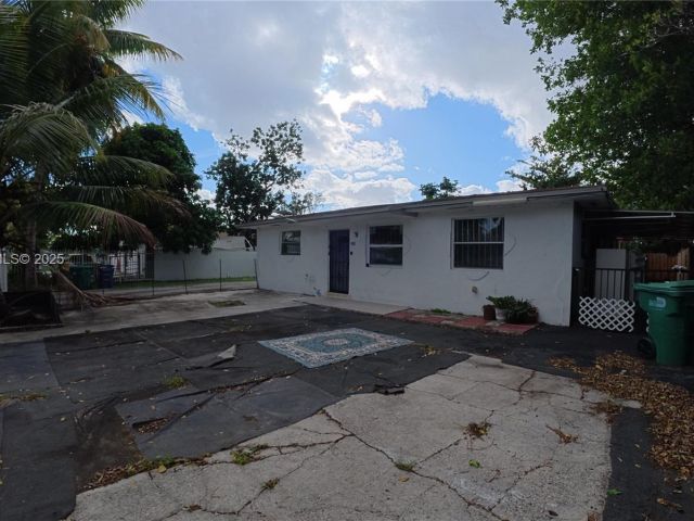 Home for rent at 15812 NW 39th Ct 15812 - photo 7448943