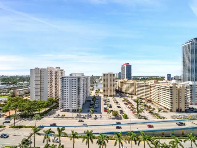 2-bedroom condo for rent in Hallandale Beach - 1850 S Ocean Dr 1609 - MondialRealty