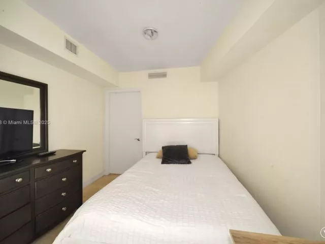 2-bedroom condo for rent in Hallandale Beach - 1850 S Ocean Dr 1609 - MondialRealty