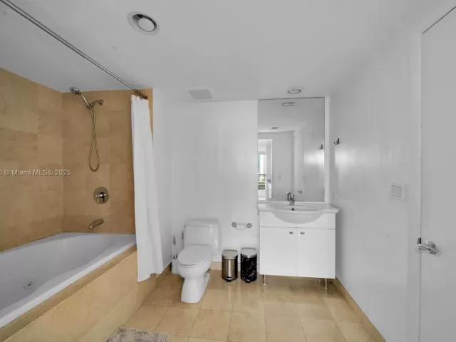 2-bedroom condo for rent in Hallandale Beach - 1850 S Ocean Dr 1609 - MondialRealty