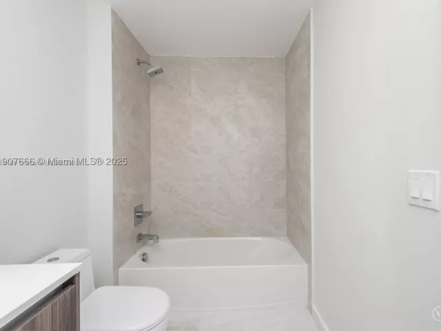 3-bedroom condo for rent in Miami - 488 NE 18th St 1815 - MondialRealty