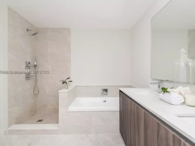3-bedroom condo for rent in Miami - 488 NE 18th St 1815 - MondialRealty