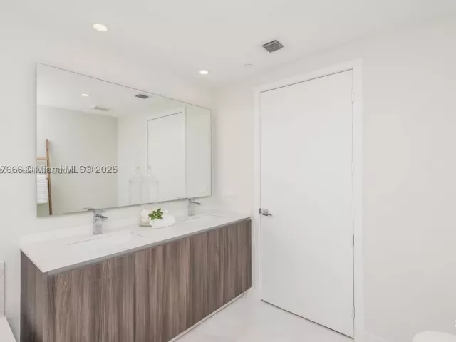 3-bedroom condo for rent in Miami - 488 NE 18th St 1815 - MondialRealty