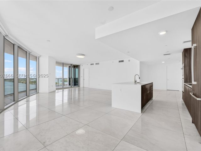 3-bedroom condo for rent in Miami - 488 NE 18th St 1815 - MondialRealty