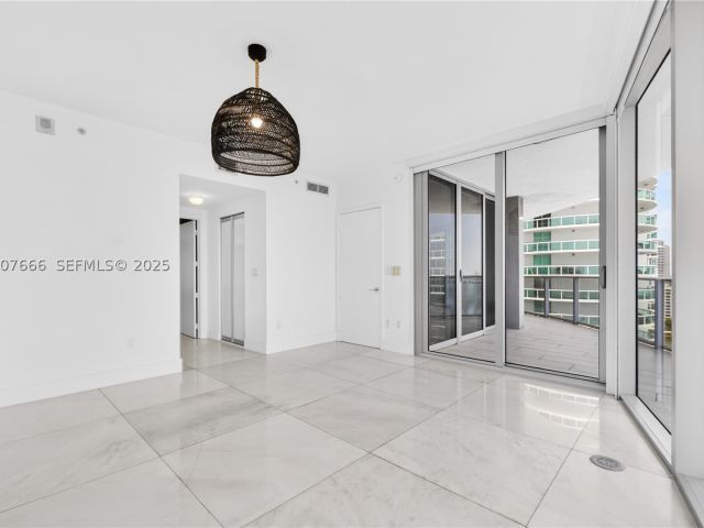 3-bedroom condo for rent in Miami - 488 NE 18th St 1815 - MondialRealty