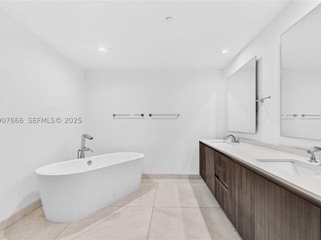 3-bedroom condo for rent in Miami - 488 NE 18th St 1815 - MondialRealty