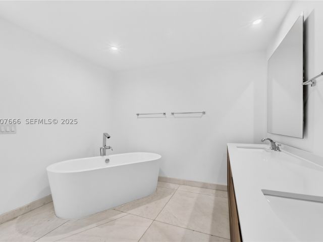 3-bedroom condo for rent in Miami - 488 NE 18th St 1815 - MondialRealty