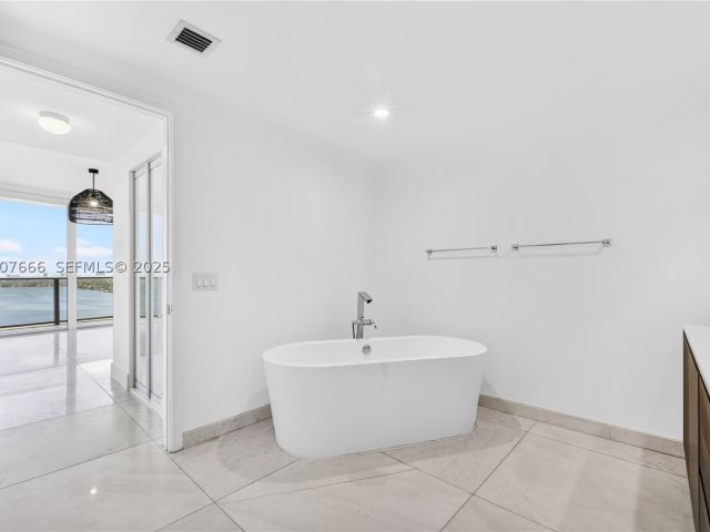 3-bedroom condo for rent in Miami - 488 NE 18th St 1815 - MondialRealty