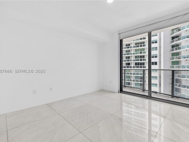 3-bedroom condo for rent in Miami - 488 NE 18th St 1815 - MondialRealty
