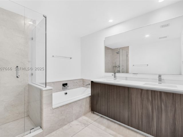 3-bedroom condo for rent in Miami - 488 NE 18th St 1815 - MondialRealty