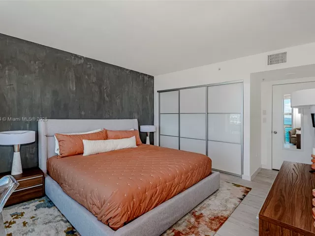 1-bedroom condo for sale in Miami Beach - 90 Alton Rd 2506 - MondialRealty