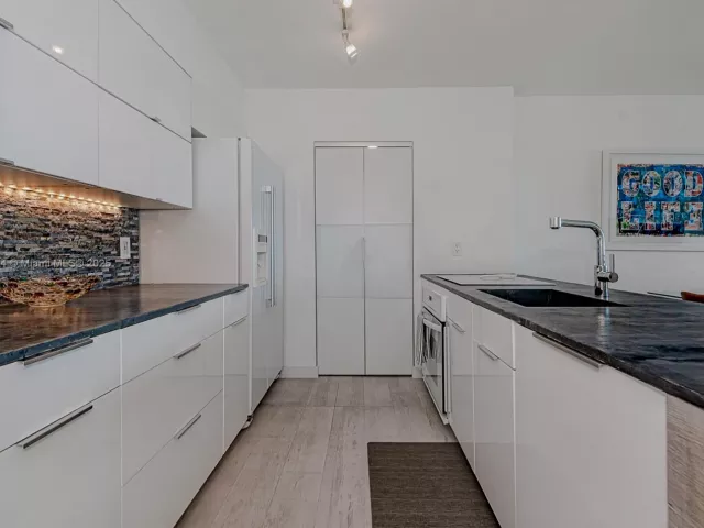 1-bedroom condo for sale in Miami Beach - 90 Alton Rd 2506 - MondialRealty