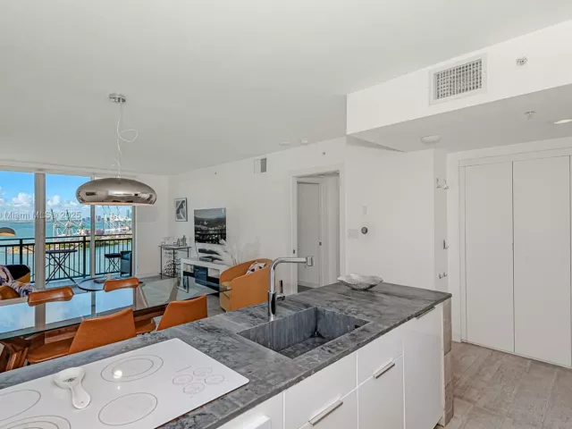 1-bedroom condo for sale in Miami Beach - 90 Alton Rd 2506 - MondialRealty