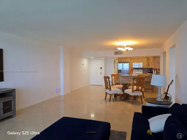 2-bedroom condo for rent in Hollywood - 3725 S Ocean Dr 1401 - MondialRealty