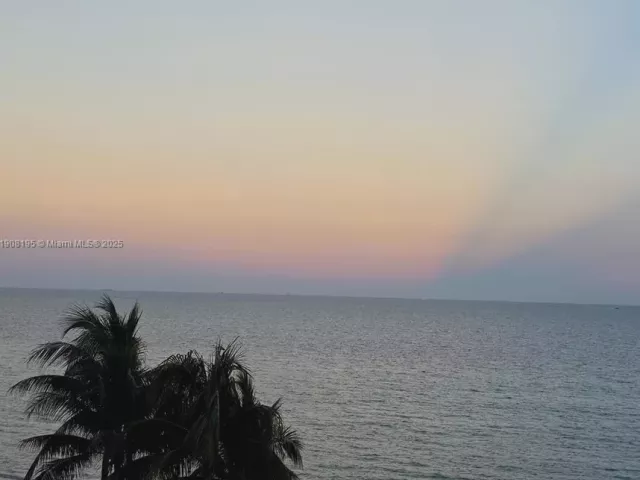 2-bedroom condo for rent in Hollywood - 3725 S Ocean Dr 1401 - MondialRealty