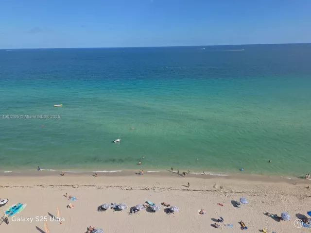 2-bedroom condo for rent in Hollywood - 3725 S Ocean Dr 1401 - MondialRealty