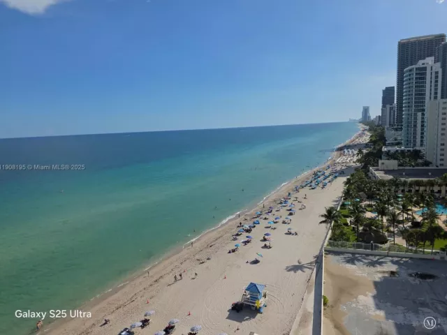 2-bedroom condo for rent in Hollywood - 3725 S Ocean Dr 1401 - MondialRealty