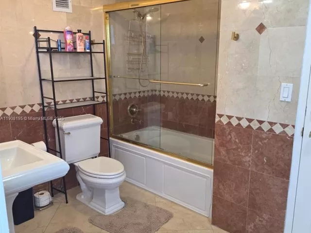 2-bedroom condo for rent in Hollywood - 3725 S Ocean Dr 1401 - MondialRealty