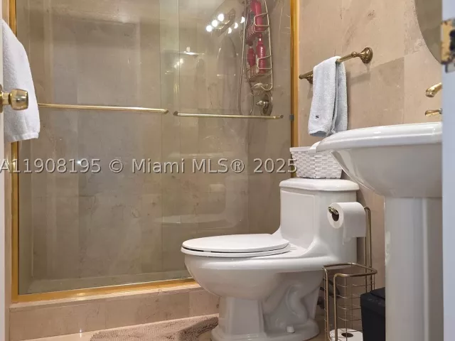 2-bedroom condo for rent in Hollywood - 3725 S Ocean Dr 1401 - MondialRealty