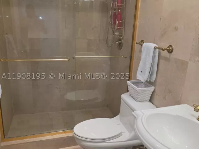 2-bedroom condo for rent in Hollywood - 3725 S Ocean Dr 1401 - MondialRealty
