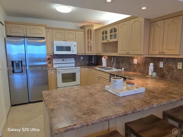 2-bedroom condo for rent in Hollywood - 3725 S Ocean Dr 1401 - MondialRealty