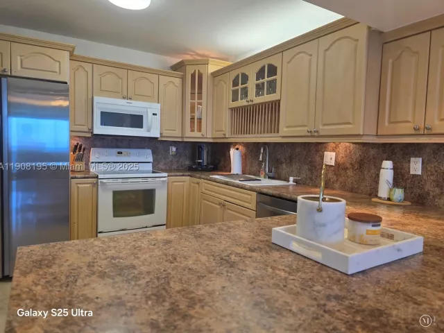 2-bedroom condo for rent in Hollywood - 3725 S Ocean Dr 1401 - MondialRealty