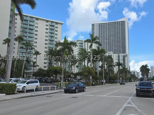 2-bedroom condo for rent in Hollywood - 3725 S Ocean Dr 1401 - MondialRealty