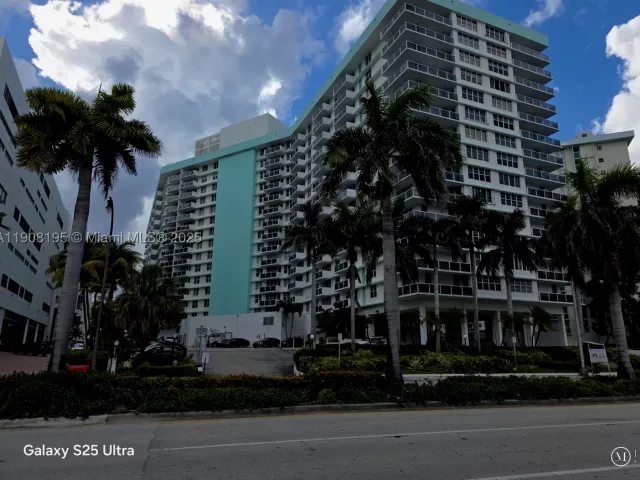 2-bedroom condo for rent in Hollywood - 3725 S Ocean Dr 1401 - MondialRealty