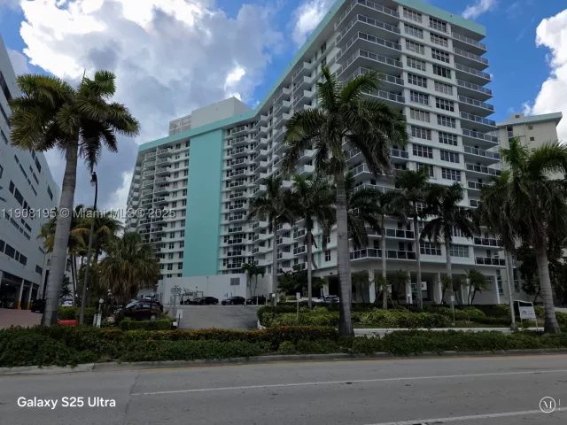 2-bedroom condo for rent in Hollywood - 3725 S Ocean Dr 1401 - MondialRealty