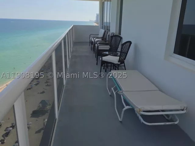2-bedroom condo for rent in Hollywood - 3725 S Ocean Dr 1401 - MondialRealty