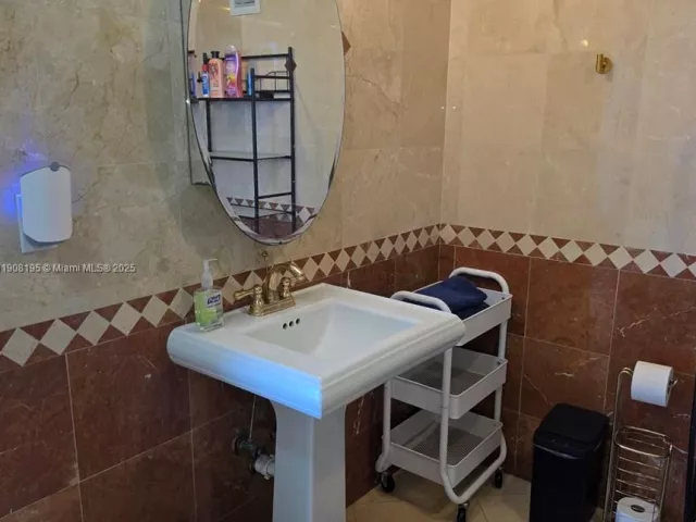 2-bedroom condo for rent in Hollywood - 3725 S Ocean Dr 1401 - MondialRealty