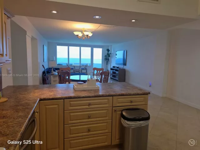 2-bedroom condo for rent in Hollywood - 3725 S Ocean Dr 1401 - MondialRealty