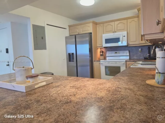 2-bedroom condo for rent in Hollywood - 3725 S Ocean Dr 1401 - MondialRealty