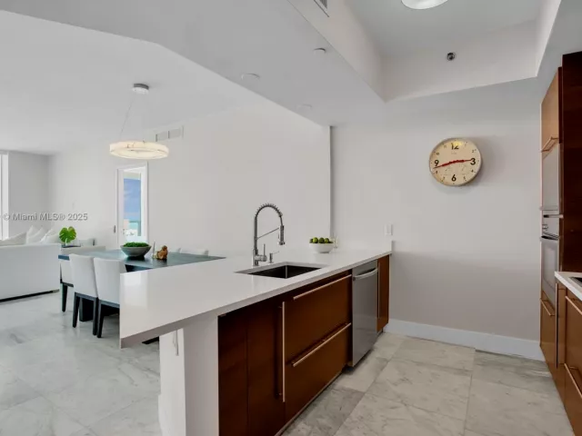 2-bedroom condo for rent in Miami Beach - 450 Alton Rd 2110 - MondialRealty