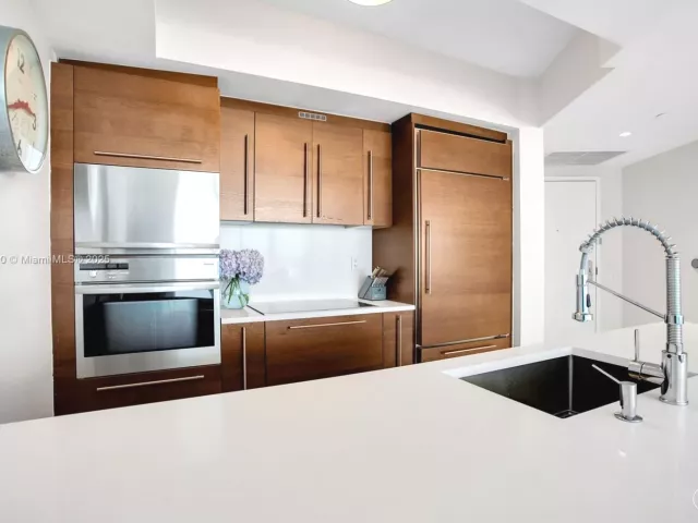 2-bedroom condo for rent in Miami Beach - 450 Alton Rd 2110 - MondialRealty