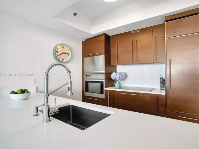 2-bedroom condo for rent in Miami Beach - 450 Alton Rd 2110 - MondialRealty