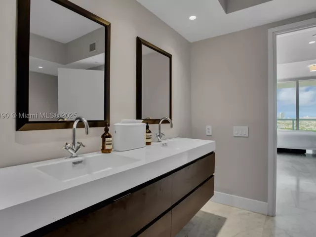2-bedroom condo for rent in Miami Beach - 450 Alton Rd 2110 - MondialRealty