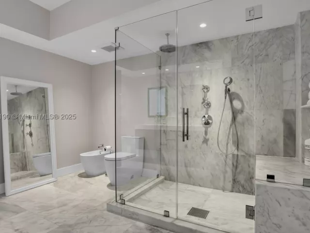 2-bedroom condo for rent in Miami Beach - 450 Alton Rd 2110 - MondialRealty