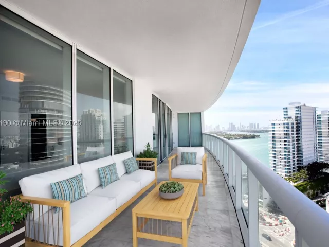 2-bedroom condo for rent in Miami Beach - 450 Alton Rd 2110 - MondialRealty