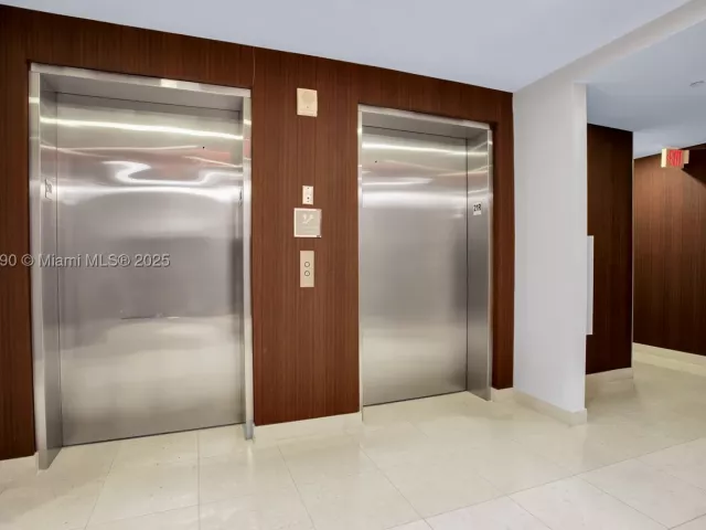 2-bedroom condo for rent in Miami Beach - 450 Alton Rd 2110 - MondialRealty