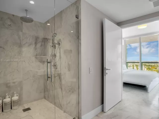 2-bedroom condo for rent in Miami Beach - 450 Alton Rd 2110 - MondialRealty