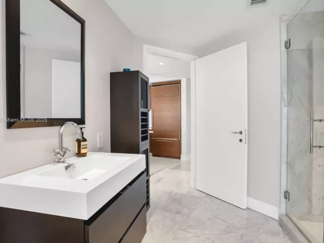 2-bedroom condo for rent in Miami Beach - 450 Alton Rd 2110 - MondialRealty