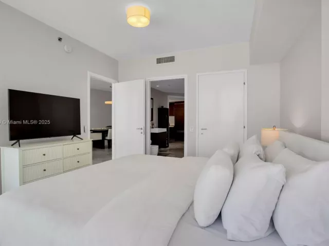 2-bedroom condo for rent in Miami Beach - 450 Alton Rd 2110 - MondialRealty