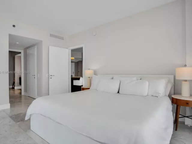 2-bedroom condo for rent in Miami Beach - 450 Alton Rd 2110 - MondialRealty