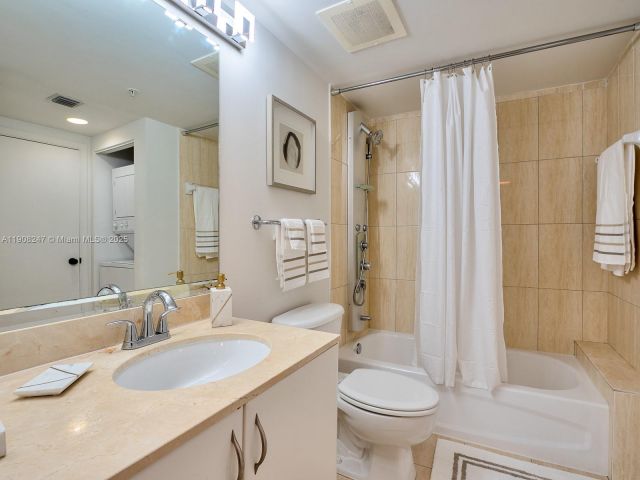 1-bedroom condo for sale in Miami - 1750 N Bayshore Dr 4503 - MondialRealty
