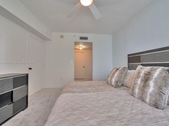 1-bedroom condo for sale in Miami - 1750 N Bayshore Dr 4503 - MondialRealty