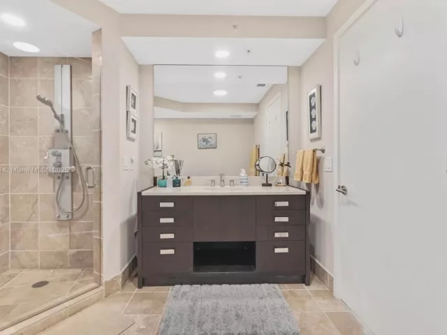 1-bedroom condo for sale in Sunny Isles Beach - 18201 Collins Ave 1408 - MondialRealty